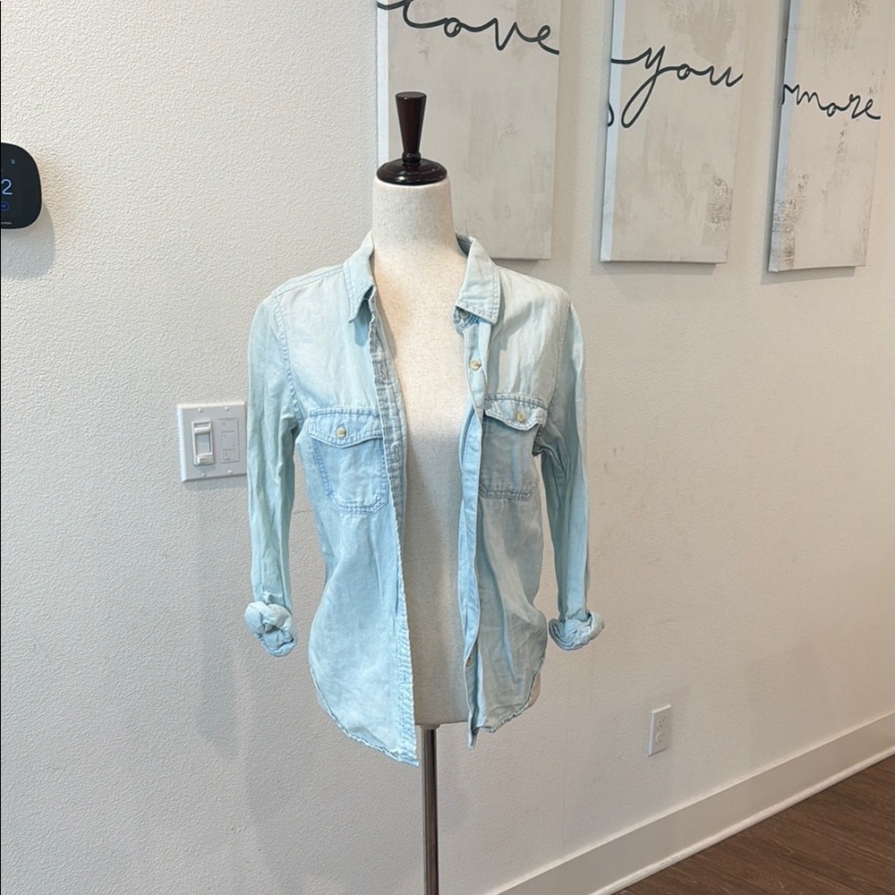 Light Wash Chambray Button-Up Shirt - Light Blue